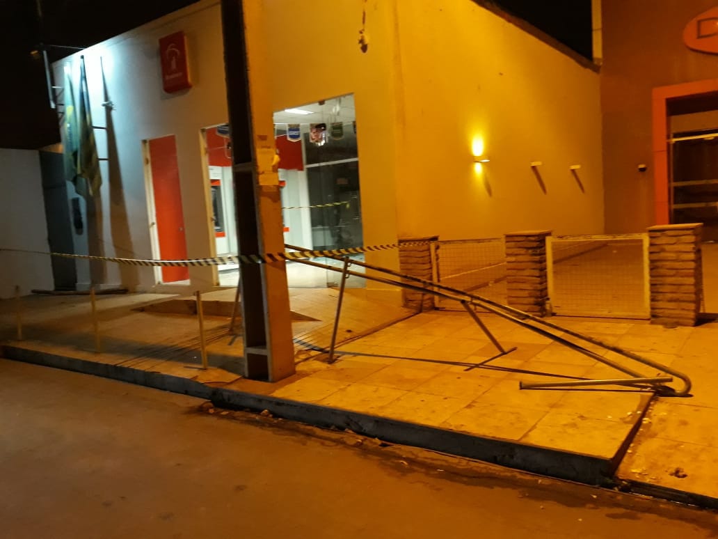 Agência teve o cofre destruído