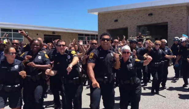 Policiais fazem cover de música do Bruno Mars nos Estados Unidos