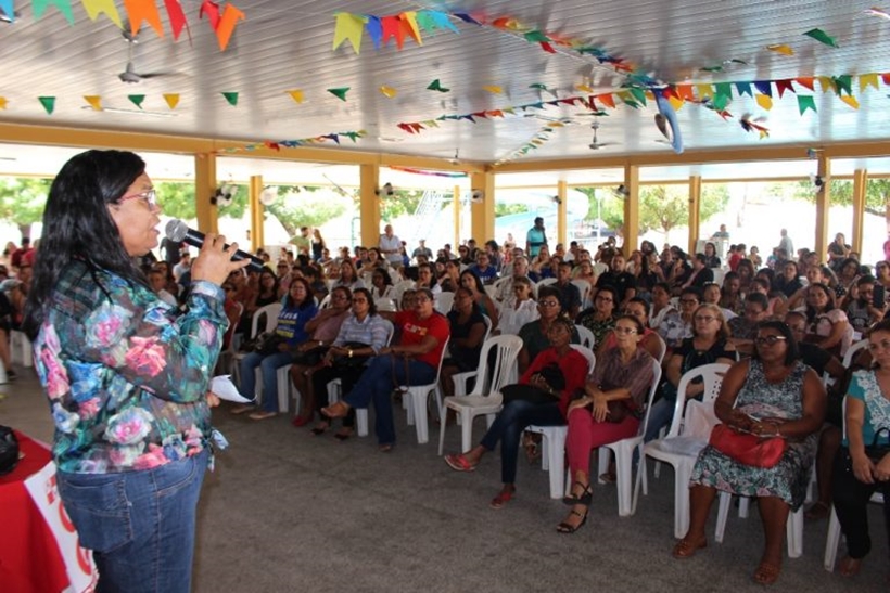 Professores realizam assembleia e decidem continuar greve