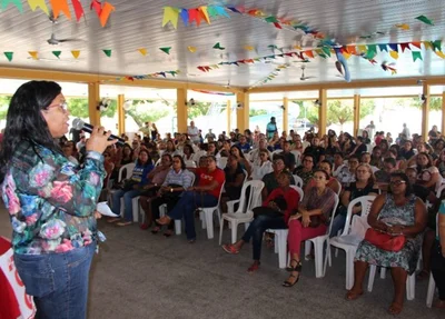Professores realizam assembleia e decidem continuar greve