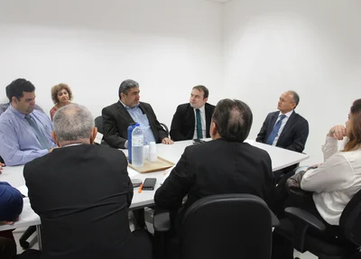 Reunião entre representantes do Sindhospi, o promotor Fernando Santos e o secretário Antonio Luiz