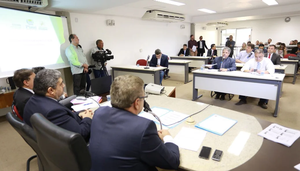 Deputados participam de reunião na Alepi
