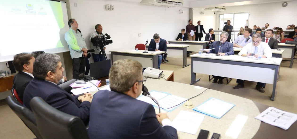 Deputados participam de reunião na Alepi