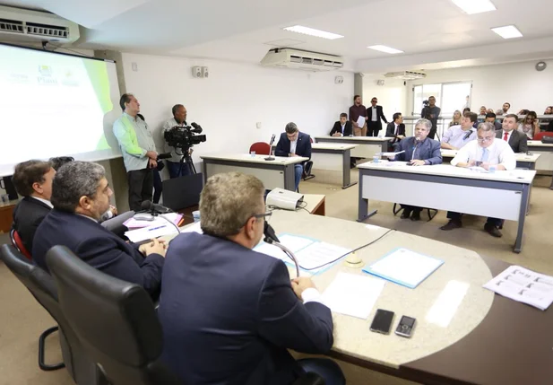 Deputados participam de reunião na Alepi