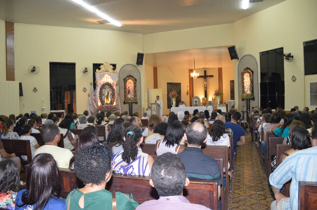 Fiéis lotam Igreja de Nossa Senhora do Carmo