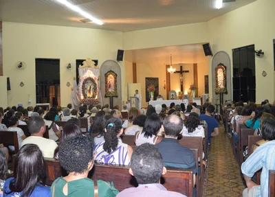 Fiéis lotam Igreja de Nossa Senhora do Carmo