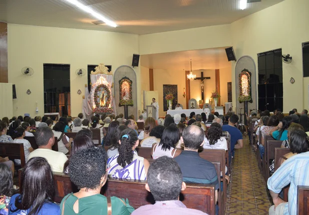Fiéis lotam Igreja de Nossa Senhora do Carmo