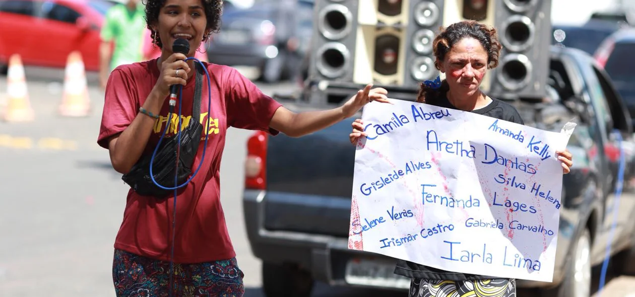 Manifestantes em frente ao TJ