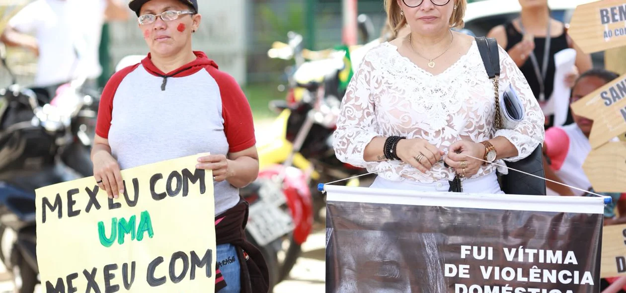 Mulheres participam do ato em Teresina 