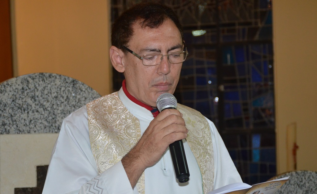 Padre David Barros celebrou a missa desta quarta-feira