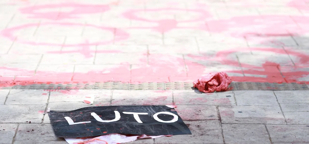 Pintura no chão remete ao sangue derramado pelas mulheres assassinadas