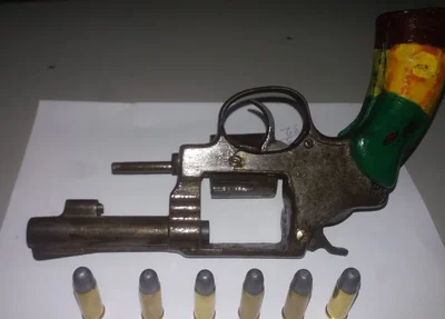 Arma aprendida junto com menor de idade