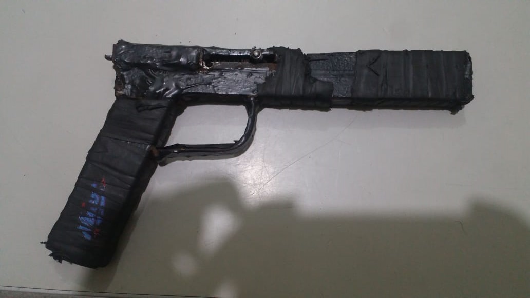 Arma de fogo caseira encontrada com suspeitos