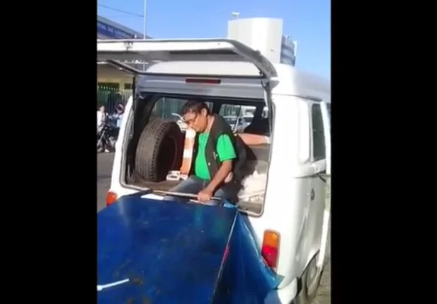 Fiscais da SDU removem vendedores ambulantes em frente ao HUT
