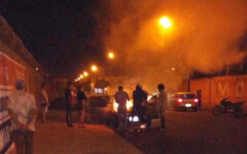 Homem coloca fogo em carro em frente a motel de Goiás
