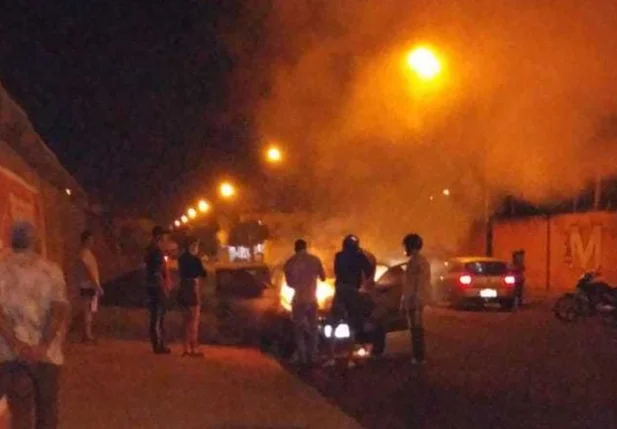 Homem coloca fogo em carro em frente a motel de Goiás