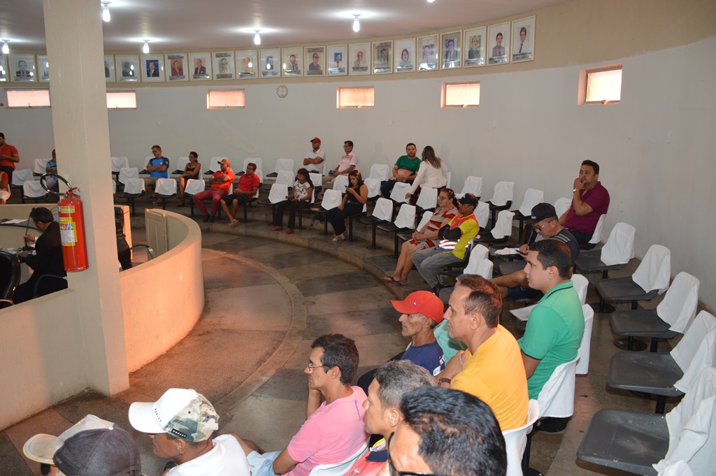 Populares acompanham a sessão