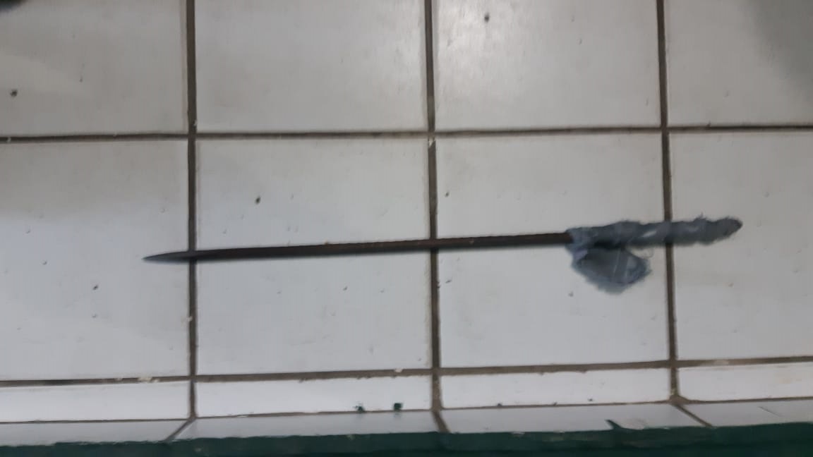 Material utilizado para perfurar detento