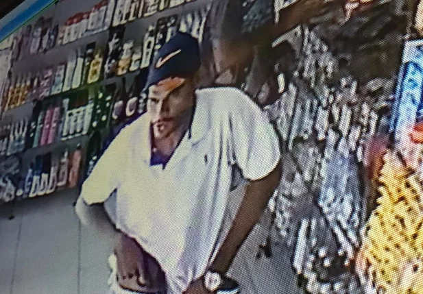 Suspeito foi flagrado por câmeras de segurança do local