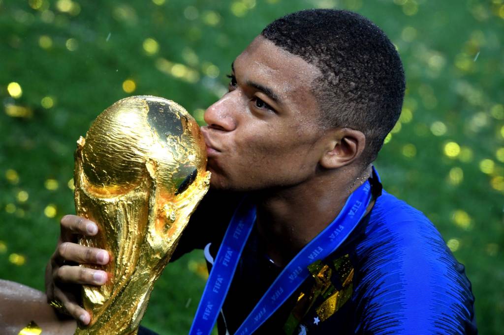 Mbappé segurança a taça após vitória da França na Copa do Mundo