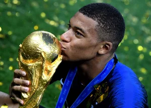Mbappé segurança a taça após vitória da França na Copa do Mundo