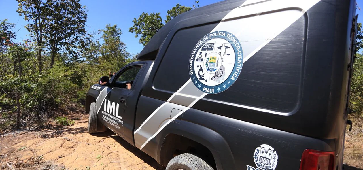 Carro do IML foi ao local fazer a remoção do corpo