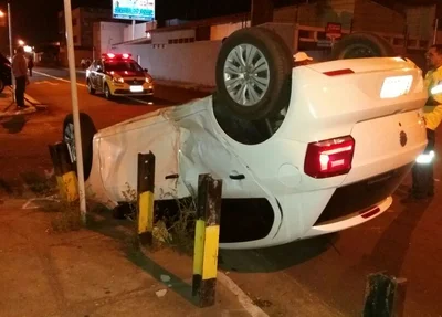 Carro capotou com o impacto