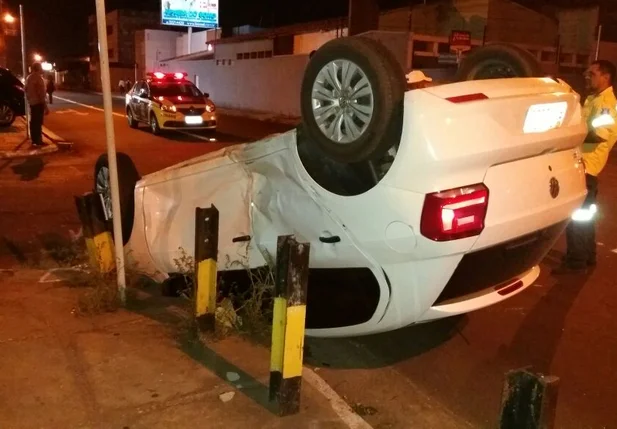 Carro capotou com o impacto