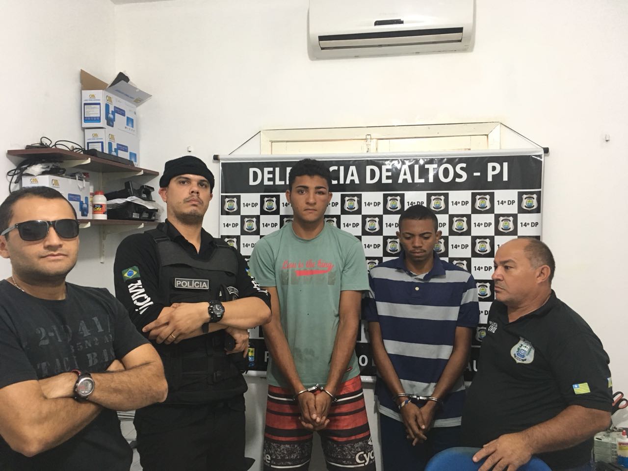 Equipe que realizou a prisão com os presos