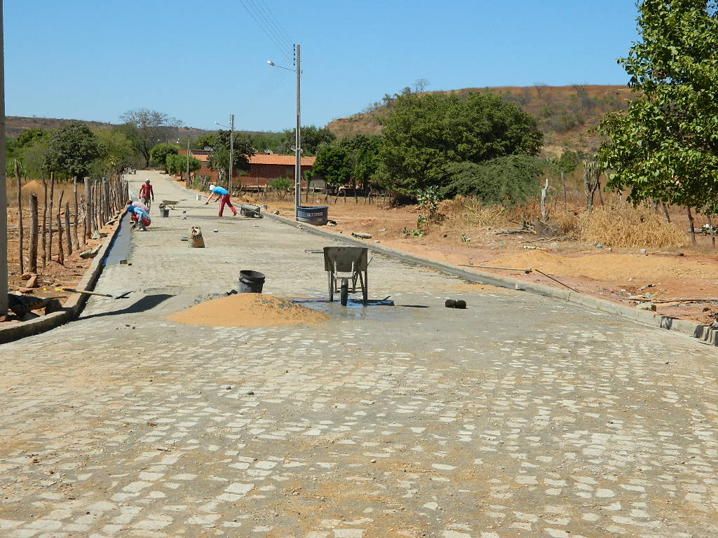 Bairro Emaús é beneficiado com calçamento