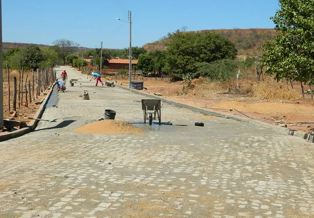Bairro Emaús é beneficiado com calçamento
