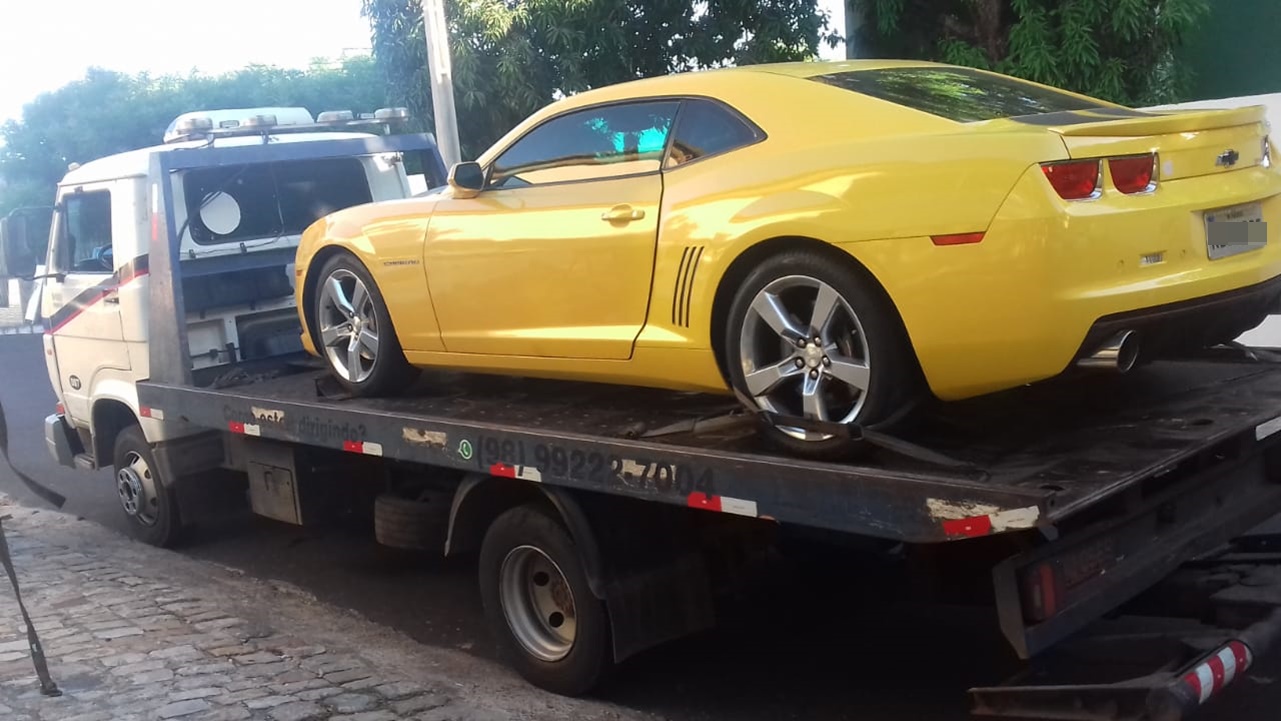 Camaro amarelo é apreendido em blitz no centro de Teresina