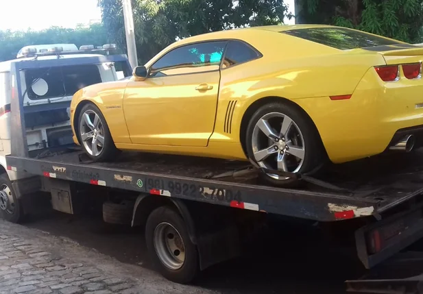 Camaro amarelo é apreendido em blitz no centro de Teresina