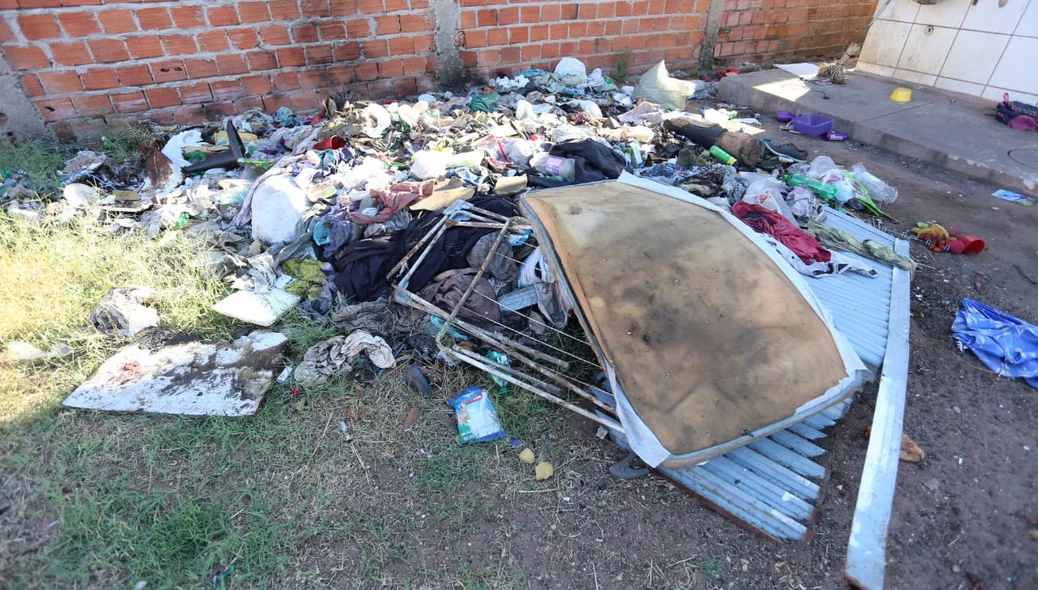 Quintal da casa com lixo