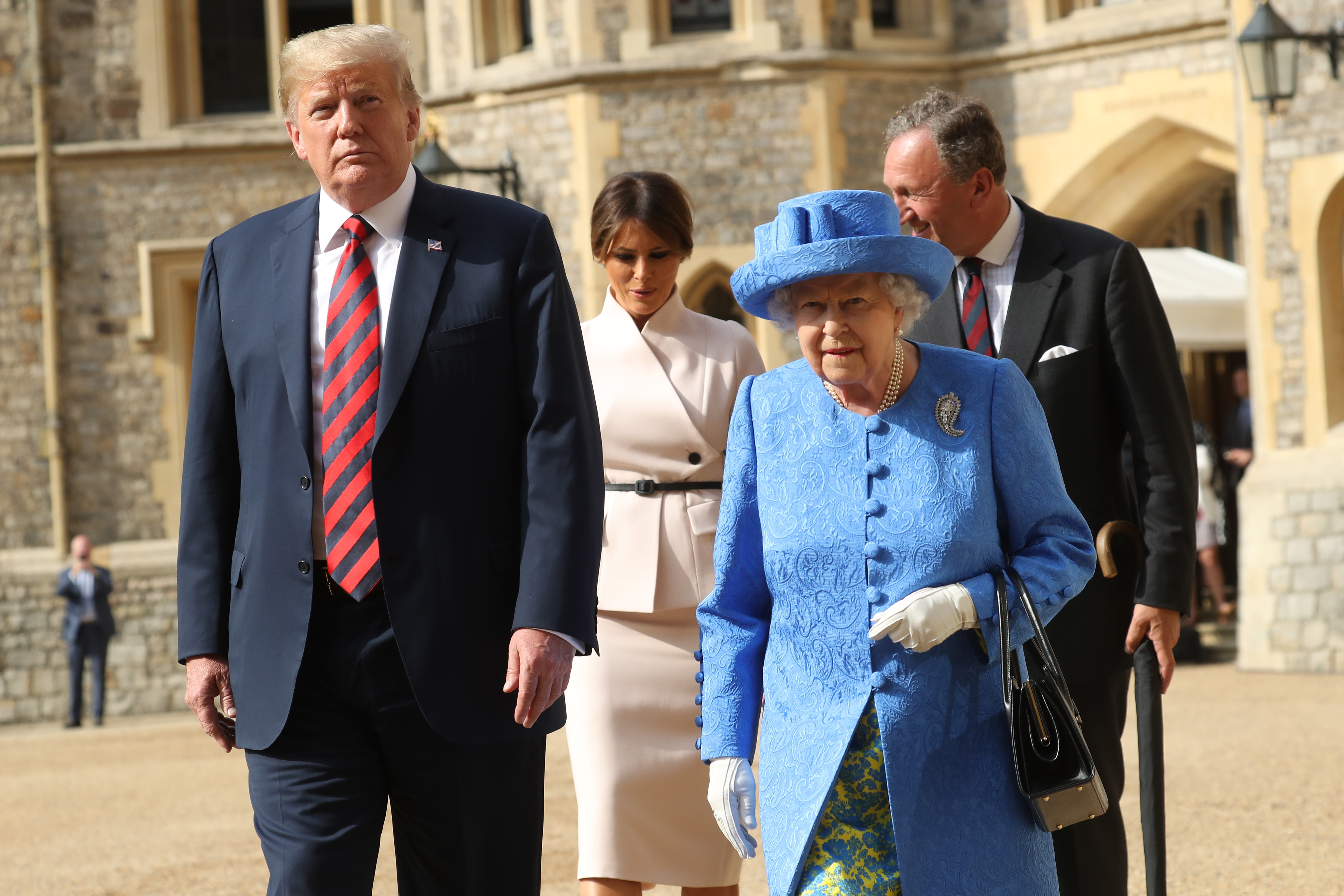 Rainha Elizabeth II usa broche utilizado pela em funerário de seu pai, para encontrar Trump.