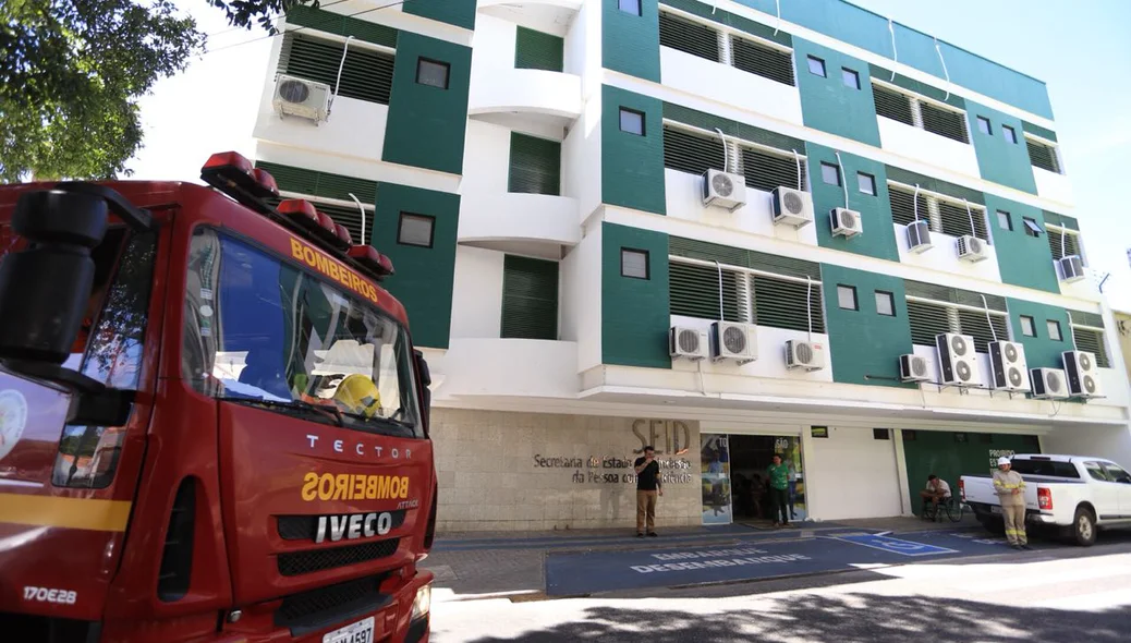 Bombeiros foram acionados por volta de 11h
