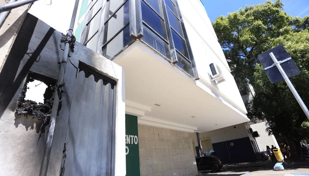 Quadro fica na área externa do prédio
