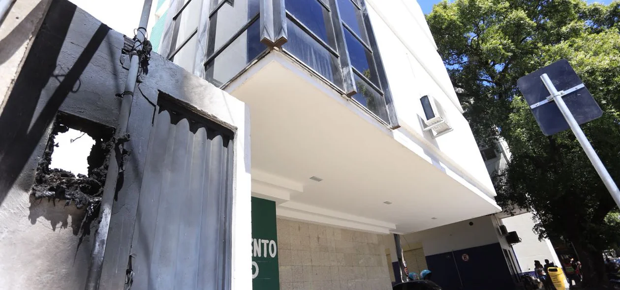 Quadro fica na área externa do prédio