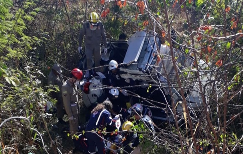 Grave acidente deixa passageira presa nas ferragens na BR 316