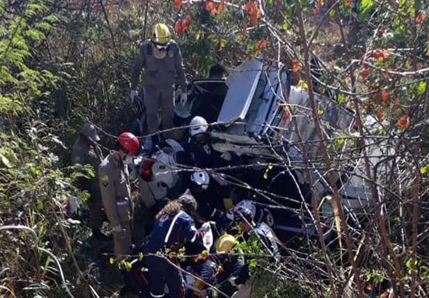 Grave acidente deixa passageira presa nas ferragens na BR 316