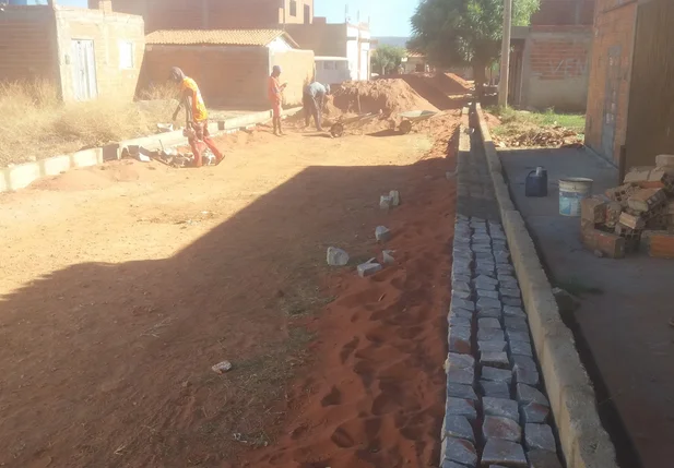 Obras de calçamento no bairro Morada do Sol em Picos