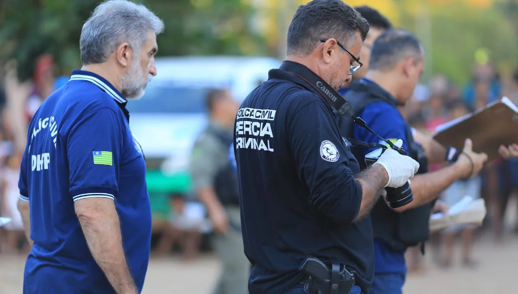 Policiais do Departamento de Homicídio e Proteção à Pessoa estão no local