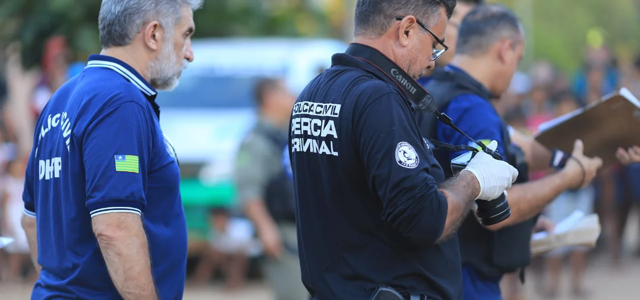 Policiais do Departamento de Homicídio e Proteção à Pessoa estão no local