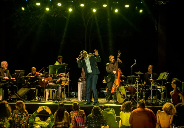 Toni Garrido durante apresentação na Ópera da Serra da Capivara