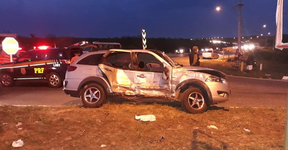 Carro ficou destruído