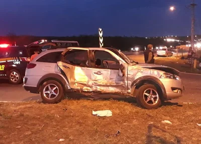 Carro ficou destruído