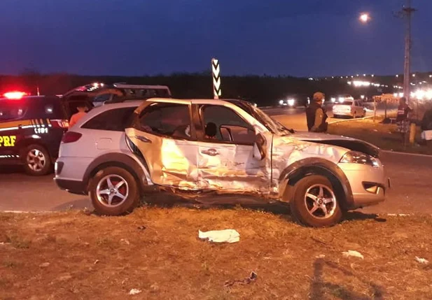 Carro ficou destruído