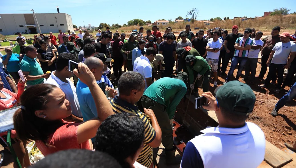 Cantor Cizinho foi enterrado ao som de Lengo Tengo 