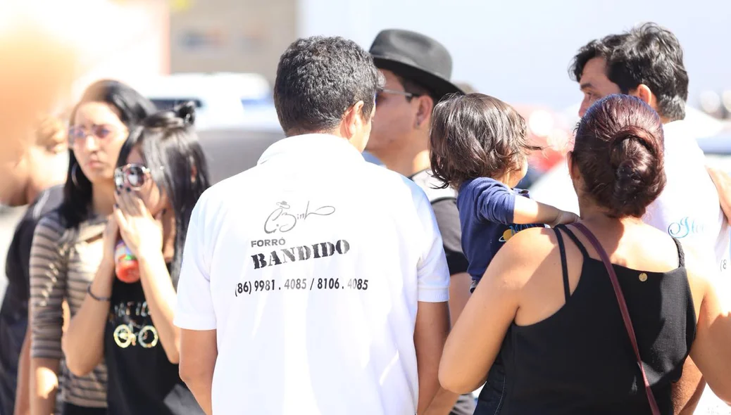 Familiares e amigos se despedem de Cizinho durante velório