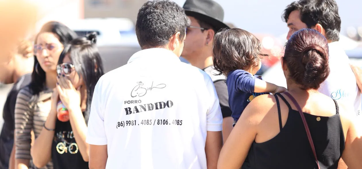 Familiares e amigos se despedem de Cizinho durante velório